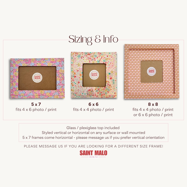 Pu&ograve; includere: Tre cornici decorative con disegni floreali e fantasia. Le dimensioni includono 5x7, 6x6 e 8x8 pollici (circa 13x18cm, 15x15cm, e 20x20cm), ciascuna con un'apertura centrale per foto o stampe. Le cornici sono etichettate con informazioni sulle dimensioni e il marchio "SAINT MALO DESIGNS".