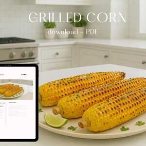 Op de afbeelding: Drie gegrilde maïskolven op een beige bord met een limoenpartje en peterselie garnering. Een tablet toont een recept voor gegrilde maïs. De tekst "GRILLED CORN download + PDF" staat bovenaan.