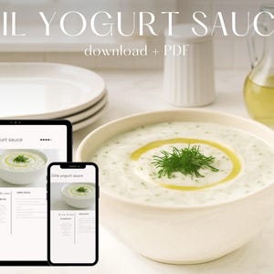 Op de afbeelding: Een kom romige dille-yoghurtsaus gegarneerd met verse dille en een scheut olijfolie. De afbeelding bevat een tablet en smartphone met het recept, samen met een fles olie en een stapel borden. Tekst luidt "Dill Yogurt Sauce download + PDF."