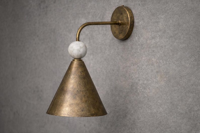 Vägglampa i åldrad mässing med marmorkula, modern badrumslampa, minimalistisk konvägglampa, handgjord lyxbelysning bild 1