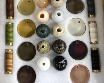 Muestras de latón, mármol y cuero