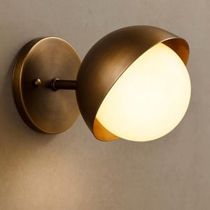 Mid-Century Messing Wandleuchte, matted Globe Vanity Light