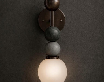 Luxus-Messing-Wandleuchte mit Milchglaskugel, Wandleuchte, handgefertigte Wandleuchte mit Glaskugel-Schirm; Totem Wandleuchter