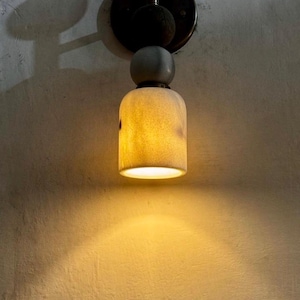 Handgjord vägglampa i alabaster, mässingslampa i mitten av århundradet med alabasterskärm, sänglampa; Sakhawy vägglampa bild 13