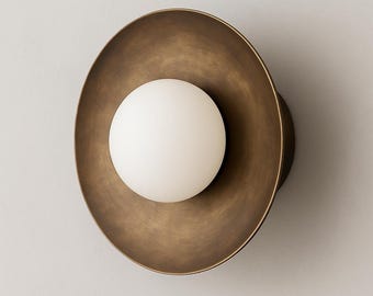 Aplique de pared de latón de estilo moderno de mediados de siglo, lámpara con globo de cristal esmerilado.