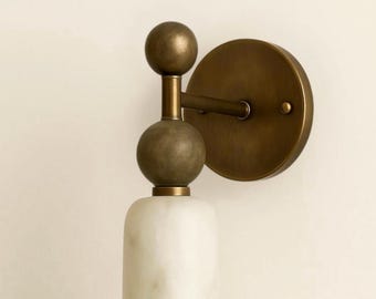 Aplique de pared de mármol y alabastro hecho a mano, latón, estilo moderno de mediados de siglo.