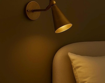 Aplique de pared cónico de latón hecho a mano, luz de lectura ajustable de estilo moderno de mediados de siglo.