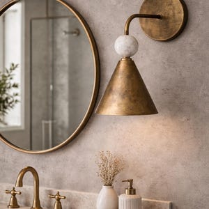 Vägglampa i åldrad mässing med marmorkula, modern badrumslampa, minimalistisk konvägglampa, handgjord lyxbelysning bild 3
