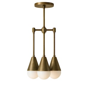 Puede incluir: Una bandeja de servicio de madera hecha a mano con acabado natural. De forma rectangular, presenta bordes elevados y asas integradas. La veta de la madera es visible, mostrando la artesanía. Ideal para servir alimentos o exhibir objetos.