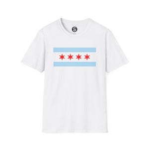 Op de afbeelding: Wit T-shirt met het ontwerp van de vlag van Chicago. Het ontwerp bevat vier rode sterren en twee lichtblauwe horizontale strepen. Het shirt heeft een ronde hals en korte mouwen.
