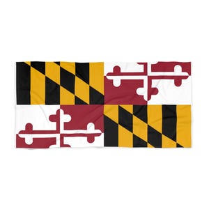 Peut inclure: Une serviette de plage avec le drapeau de l'État du Maryland. Le drapeau est un motif à carreaux jaunes et noirs avec une croix rouge et blanche dans chaque coin.