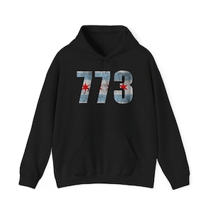 Op de afbeelding: Zwart hoodie met een verweerd Chicago-vlagontwerp met het nummer 773.