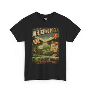 Könnte beinhalten: Ein schwarzes T-Shirt mit einem Grafikdruck des Reflecting Pool in Washington D.C. Das Design enthält Texte wie Visit the REFLECTING POOL!, AN AMERICAN LANDMARK IN DISTRESS!, CAUTION! POOR WATER QUALITY und DECAY UNDERNEATH.