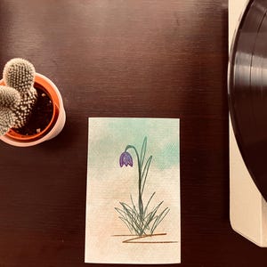 Destaque-se com este cartão de flor de sino roxo feito à mão – saudação exclusiva com aparência faça você mesmo