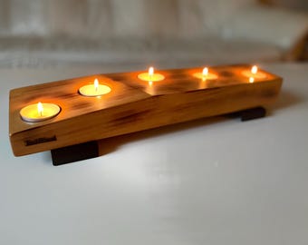 Asymmetrischer Kerzenständer aus Massivholz auf Metallbeinen / Asymmetric wooden candlestick on metal legs