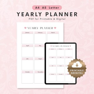 Peut inclure: Un planificateur annuel numérique aux formats A4, A5 et Lettre, avec un design rose et blanc. Le planificateur est affiché sur papier et sur une tablette, avec le texte "YEARLY PLANNER" et les étiquettes des mois. L'image comprend également un badge "Printable & Digital".