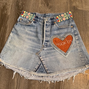 Könnte beinhalten: Ein Set aus drei Keramikbechern mit gesprenkelter, matter Oberfläche. Die Becher sind in Creme-, Hellgrau- und Dunkelgrautönen gehalten. Jeder Becher hat ein schlichtes, minimalistisches Design.