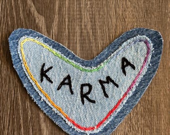 Handgemaakte boemerang-denimpatch – geüpcycleerde jeansapplicatie met regenboogstiksels – op karma geïnspireerde doe-het-zelf-naaipatch voor jassen en tassen