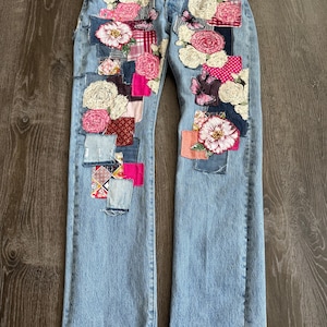 Återvunna Levi's 501 Jeans Coachella-inspirerade blommiga fjärils-patchwork-denim, bohemisk stil