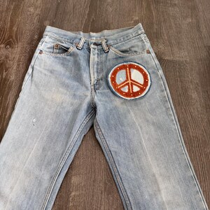 Aplique de símbolo da paz feito à mão com jeans reciclado, costura em tom pêssego ferrugem, estilo boho para costurar.