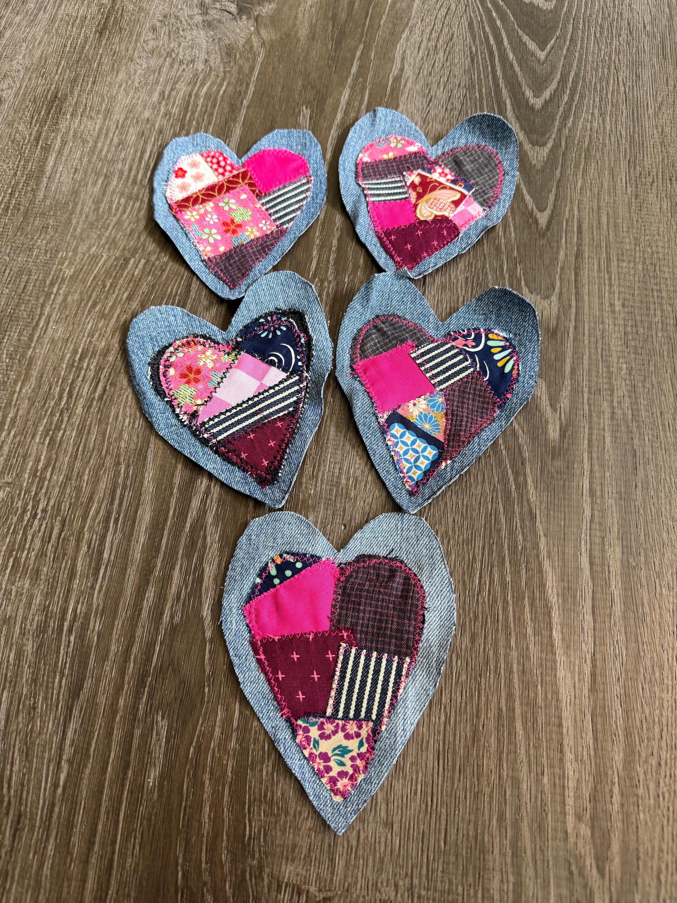 Parches de corazón de mezclilla reciclada: aplique de collage de tela hecho a mano, textiles mixtos en rosa y rojo, costuras inspiradas en sashiko