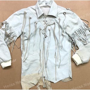 Chaqueta vaquera de ante con flecos largos y cuentas estilo western para mujer. Chaqueta vaquera de ante con flecos estilo western para mujer.
