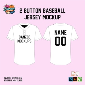Può includere: Un mockup di maglia da baseball bianca con colletto nero e due bottoni. La parte anteriore mostra "DANZEE MOCKUPS" in testo nero, mentre il retro mostra "NAME" e il numero "00". L'immagine include il testo "2 BUTTON BASEBALL JERSEY MOCKUP".
