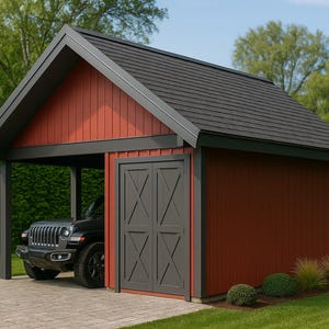 Può includere: Un capannone rosso e grigio con tetto nero e un veicolo nero parcheggiato all'interno. Il capannone ha una porta con un design a forma di X ed è circondato da erba verde e alberi. Il capannone è in legno.