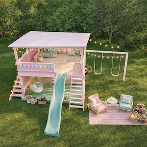 Może przedstawiać: Różowy drewniany domek do zabawy ze zjeżdżalnią, huśtawką i wiszącym fotelem, ustawiony na zielonym trawniku. Domek posiada mały balkon z girlandą i jest ozdobiony lampkami, tworząc uroczy teren zewnętrzny.