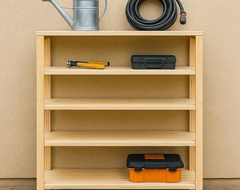 Op de afbeelding: Een houten opbergrek met vier planken. De bovenste plank bevat een metalen gieter en een opgerolde zwarte tuinslang. De tweede plank heeft een geel en zwart gereedschap en een zwarte gereedschapskist. De onderste plank heeft een oranje en zwarte gereedschapskist.