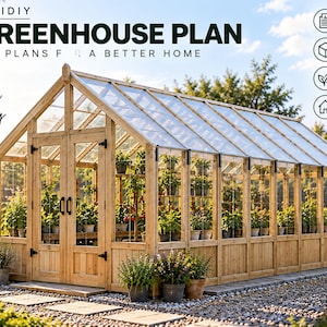 Op de afbeelding: Een houten kas met een zadeldak en transparante panelen, voorzien van dubbele deuren en interne schappen gevuld met potplanten. De tekst op de afbeelding bevat INJIDIY GREENHOUSE PLAN, DIY PLANS FOR A BETTER HOME en Grow Create Enjoy.