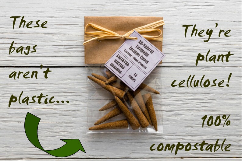 Op de afbeelding: Een doorzichtige plastic zak gevuld met 12 bruine wierookkegels. De zak is vastgebonden met een bruin lint en een label met de tekst "All-Natural Lavender Incense Cones" en "12 Cones". De tekst "These bags aren't plastic... They're plant cellulose! 100% compostable" staat op een witte houten achtergrond.