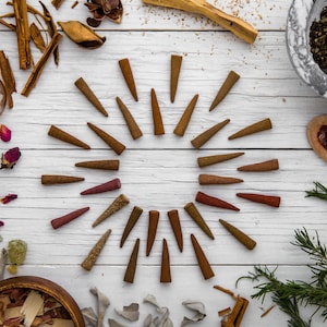 Räucherstäbchen-Musterpackung - Natürliche, organische, vegane, Kräuter-, handgerollte Weihrauchkegel - 18 Düfte / 36 Kegel - Umweltfreundliche Verpackung