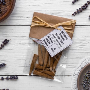 Op de afbeelding: Een pakket van 12 volledig natuurlijke lavendel wierookkegels, gebonden met touw en een label met de tekst "All-Natural Lavender Incense Cones -  Lavender - Cones et Encens - 12 Cones".