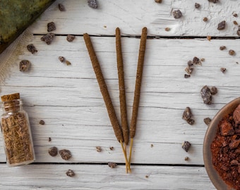 3 bâtons d'encens "Meditate" - Véritable benjoin, sang de dragon et bois de santal - Encens traditionnel en résine roulée artisanale - Parfum de type Nag Champa