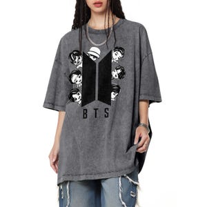 Bangtan Boys Cartoon Crewneck T-Shirt, RM, Jin, Suga, J-Hope, Jimin, V, Jungkook, BTS Unisex Kurzarm T-Shirt K-Pop Style Top 777 PurpleLOVE