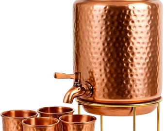 Waterdispenser met opslagtank van puur koper, gehamerd oppervlak, inclusief kraan en een set van 4 koperen glazen waterkannen. Koperen watertank van 4 liter.