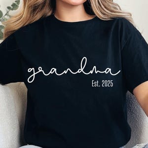 Oma Est. 2025 Muttertags-T-Shirt - Celebrate New Beginnings, Oma Geschenk, Geschenk für Oma