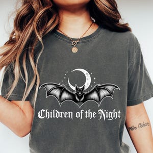 Camiseta de murciélago gótico Comfort Colors: Luna creciente con arte a pluma y tinta