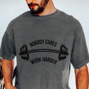 Komfortfarben Motivations-Gym-T-Shirt: Niemand kümmert sich darum. Arbeite härter.