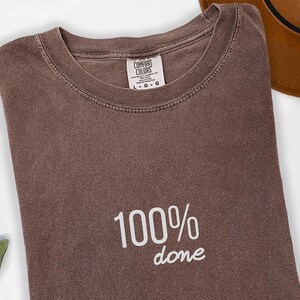 Comfort Colors® 100% Fertig Shirt, Erschöpft Lustiges Shirt, sarkastisches Zitat T-Shirt, Over It Shirt, minimalistischer Humor T-Shirt für Frauen