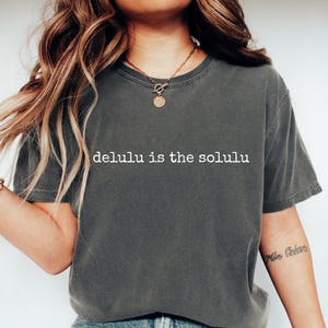 Comfort Colors® Delulu ist das Solulu Shirt - Minimalistische psychische Gesundheit Humor Shirt, ironisches Delulu Ära ästhetisches T-Shirt