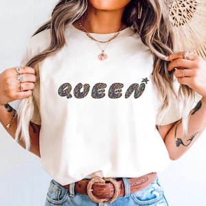 Camiseta gráfica Queen de Comfort Colors® – Camiseta con tipografía de lunares coloridos – Camiseta divertida con letras llamativas – Un bonito regalo para el amor propio