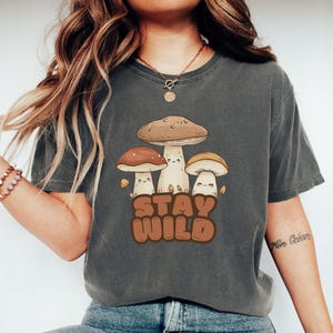 Shirt Comfort Colors® Stay-wilde paddestoelen, schattig kawaii-T-shirt Mushroom Trio, T-shirt cartoon Fungi, T-shirt Aesthetic Cottagecore, T-shirt Naturecore