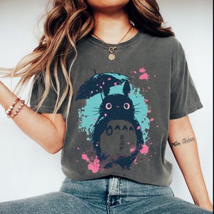 T-shirt Comfort Colors® Totoro, maglietta Vaporwave ispirata allo Studio Ghibli, grafica Forest Spirit rosa pastello, maglietta anime Cherry Blossom