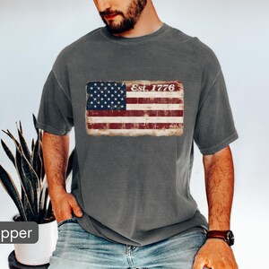 Maglietta con bandiera USA vintage Comfort Colors® – T-shirt patriottica risalente al 1776 – Maglietta con bandiera americana invecchiata – Maglietta per il 4 luglio – Regalo per il Giorno dell'Indipendenza