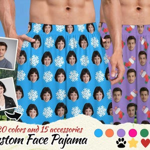Puede incluir: Pantalones cortos de pijama personalizados con caras en azul y morado, con patrones de caras repetidos y diseños de copos de nieve o calcetines navideños. La imagen incluye el texto "20 colores y 15 accesorios Custom Face Pajama."