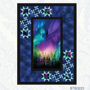 Könnte beinhalten: Ein Quiltmuster mit einem dunkelblauen Hintergrund und einem zentralen Bild einer farbenfrohen Aurora Borealis über einem Wald. Das Muster ist von einem Rand aus blaugrünen und schwarzen Sternen umgeben. Der Text "Astral Vision" befindet sich oben im Bild und "BTBQ223" unten. Der Text "Bound to Be Quilting" befindet sich unten im Bild mit einem Logo aus einem Stapel Stoffquadraten.