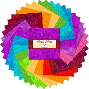 Könnte beinhalten: Ein Pack mit 20 Stoffquadraten in verschiedenen Farben und Mustern. Die Quadrate sind in einem Kreis angeordnet, wobei das mittlere Quadrat den Text "Magic Colors 5-Inch Gems" trägt.
