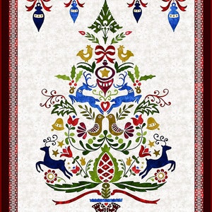 Può includere: Un tessuto bianco con un bordo rosso presenta un design stilizzato di albero di Natale in arte popolare. L'albero è decorato con ornamenti rossi, verdi, blu, dorati e bianchi, uccelli, cervi e stelle. Il tessuto ha il testo "WYANDOTTE DESIGN STUDIO" e "From the Beginning, Jubilee, 2023" stampato in basso.